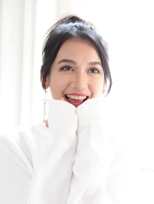 Artis yang mengawali karir di tahun 2000 ini semakin terlihat cantik diusianya yang beranjak dewasa. (Liputan6.com/IG/deaaannisa)