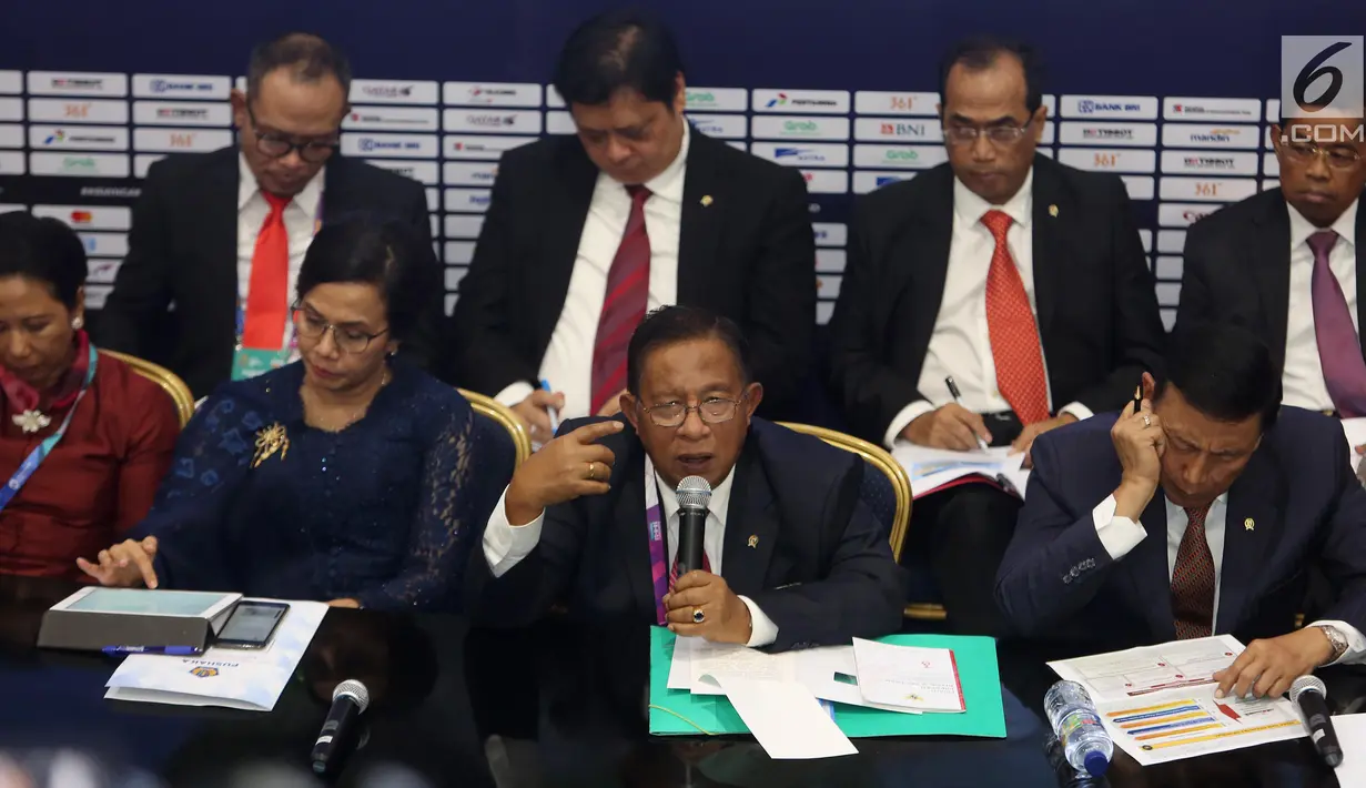 Menko Perekonomian Darmin Nasution bersama sejumlah menteri memberi keterangan pers RAPBN 2019 di Media Center Asian Games, Jakarta, Kamis (16/8). Sumber Daya Manusia (SDM) merupakan perhatian utama pada 2019. (Liputan6.com/Fery Pradolo)