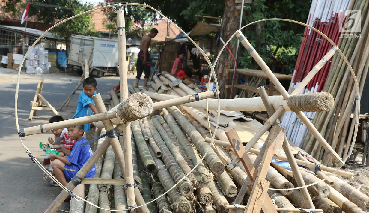 Batang pohon pinang yang dijual di kawasan Manggarai, Jakarta, Kamis (3/7). Pohon pinang tersebut dijual seharga Rp900ribu perbatang, yang banyak digunakan untuk meramaikan perlombaan perayaan HUT Kemerdekaan RI. (Liputan6.com/Immanuel Antonius)