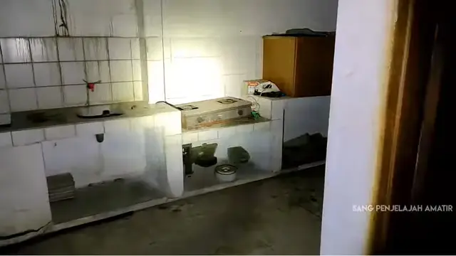 Penampakan Rumah Kosong yang Ditinggalkan 20 Tahun, Isinya Masih Komplet