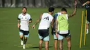 Pemain depan Argentina, Lionel Messi (kiri) memberi isyarat saat sesi latihan untuk turnamen sepak bola Piala Dunia 2026 di Pusat Pelatihan Sporting KC, Kansas City pada Kamis 11 Juni 2026. (JUAN MABROMATA/AFP)