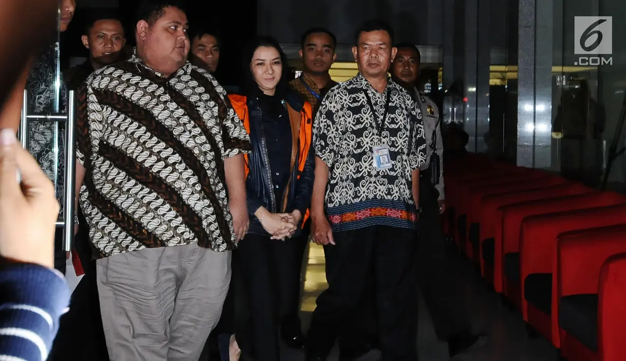 Bupati Kutai Kartanegara, Rita Widyasari (tengah) usai diperiksa di Gedung KPK, Jakarta, Jumat (6/10). Rita ditahan terkait sangkaan tindak pidana korupsi suap dan penerimaan gratifikasi Kab Kutai Kartanegara. (Liputan6.com/Helmi Fithriansyah)