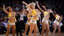 Warrior Girls atau Golden State Warriors Cheerleaders saat tampil pada laga NBA di Oracle Arena, Oakland, California, AS. (AFP/Ezra Shaw/Getty Image)