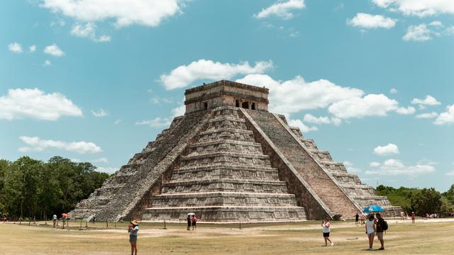 Ilustrasi melestarikan peninggalan bersejarah