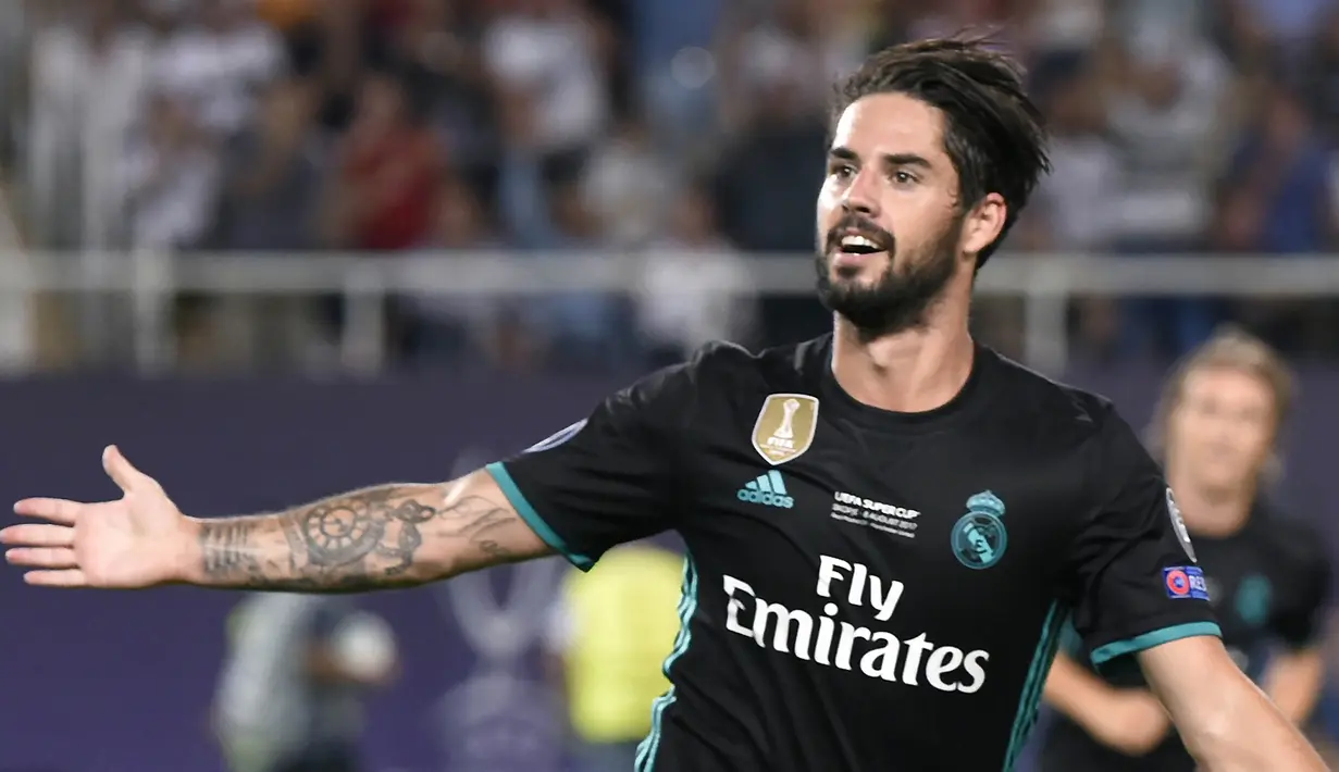 Gelandang Real Madrid, Isco, merayakan gol yang dicetaknya ke gawang Manchester United  pada laga Piala Super Eropa di Stadion Philip II, Skopje, Selasa (8/8/2017). Real Madrid menang 2-1 atas Manchester United. (AFP/Dimitar Dilkoff)