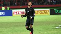 Selebrasi kiper Timnas Indonesia U-16, Ernando Ari Sutaryadi, setelah mengadang penalti Thailand pada final Piala AFF U-16 2018, Sabtu (11/8/2018). (Bola.com/Aditya Wany)