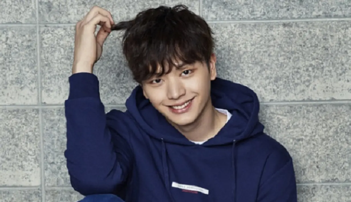 Keahlian dari Sungjae BTOB cukup uni, lantaran cowok berwajah tampan ini bisa memecahkan semangka dengan kepalanya. (Foto: soompi.com)