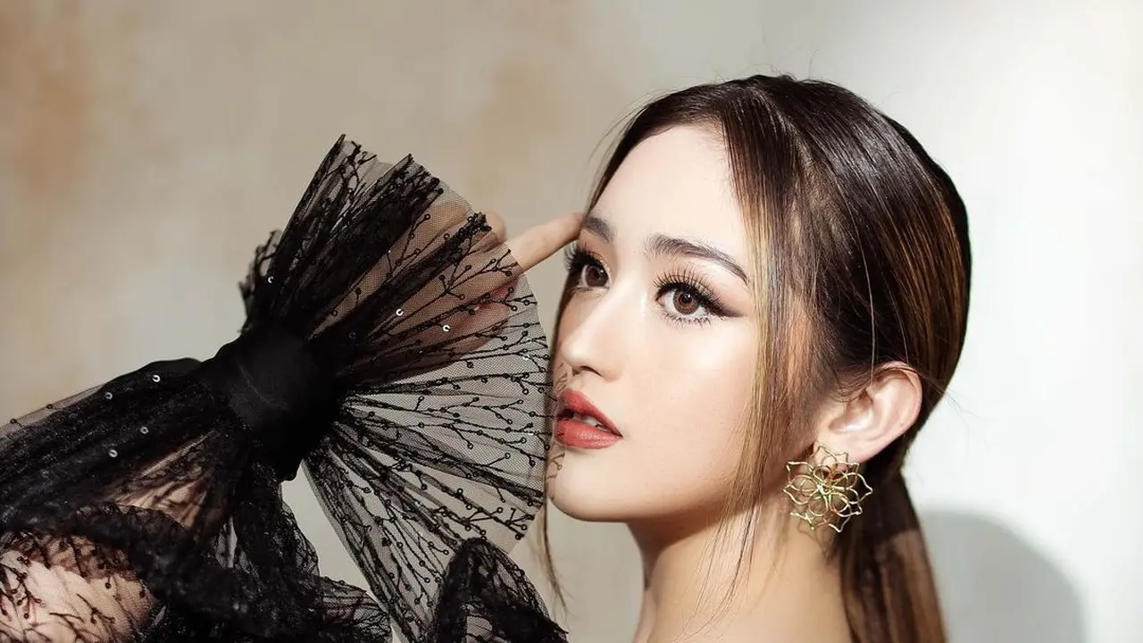 7 Pemotretan Terbaru Ranty Maria dengan Gaun Backless Ini Bikin Pangling