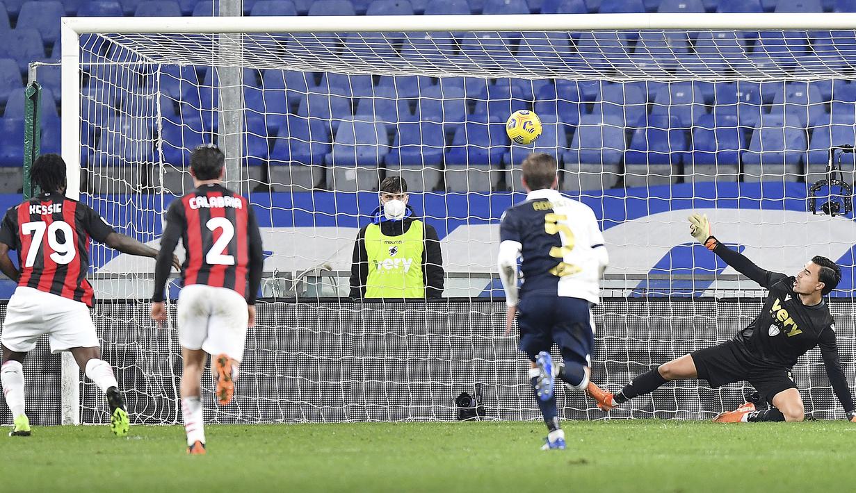 Gelandang AC Milan, Franck Kessie (kiri), mencetak gol pertama AC Milan ke gawang Sampdoria dalam laga lanjutan Liga Italia 2020/21 pekan ke-10 di Luigi Ferraris Stadium, Minggu (6/12/2020). AC Milan menang 2-1 atas Sampdoria. (LaPresse via AP/Tano Pecoraro)