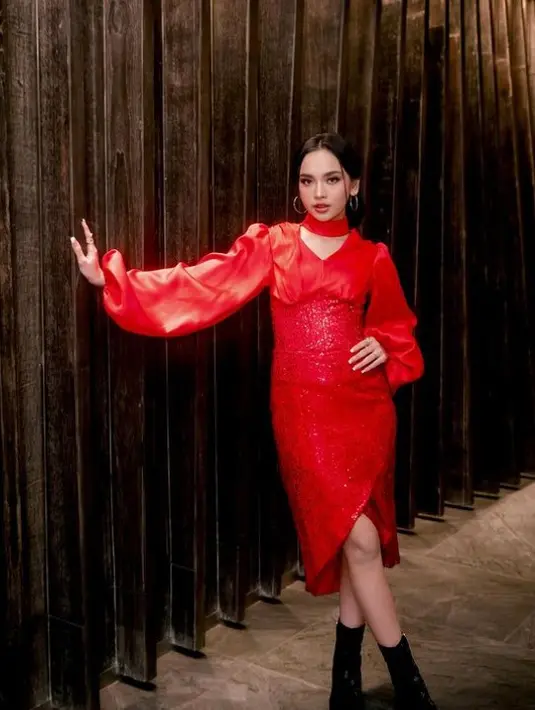 Gaya busana Lyodra saat manggung [Instagram/lyodraofficial]