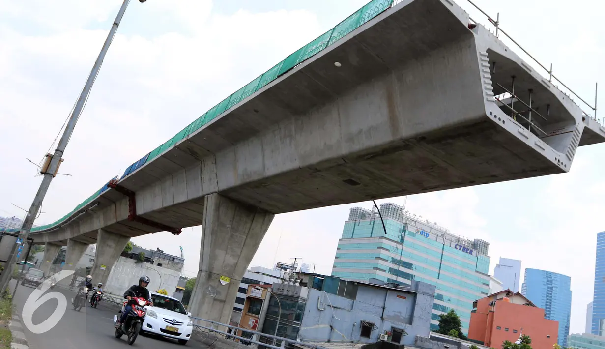Proyek pembangunan jalan layang khusus bus Transjakarta Tandean-Ciledug, Jakarta, Selasa (13/9). Proyek sepanjang 9,3 kilometer ini ditargetkan rampung pada akhir 2016 mendatang. (Liputan6.com/Helmi Afandi)