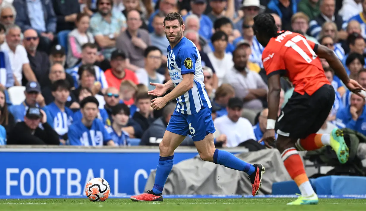James Milner (kiri) memutuskan untuk berlabuh menuju Brighton musim 2023/2024 setelah delapan musim yang luar biasa bersama Liverpool. Sebagai pemain profesional, James Milner kini memasuki usia yang tidak muda lagi, yakni 37 tahun 7 bulan. Namun usia bukanlah halangan bagi Milner. Ia masih dipercaya De Zerbi untuk mengisi kekosongan barisan pertahanan setelah ditinggal Alexis Mac Allister. (AFP/Justin Tallis)