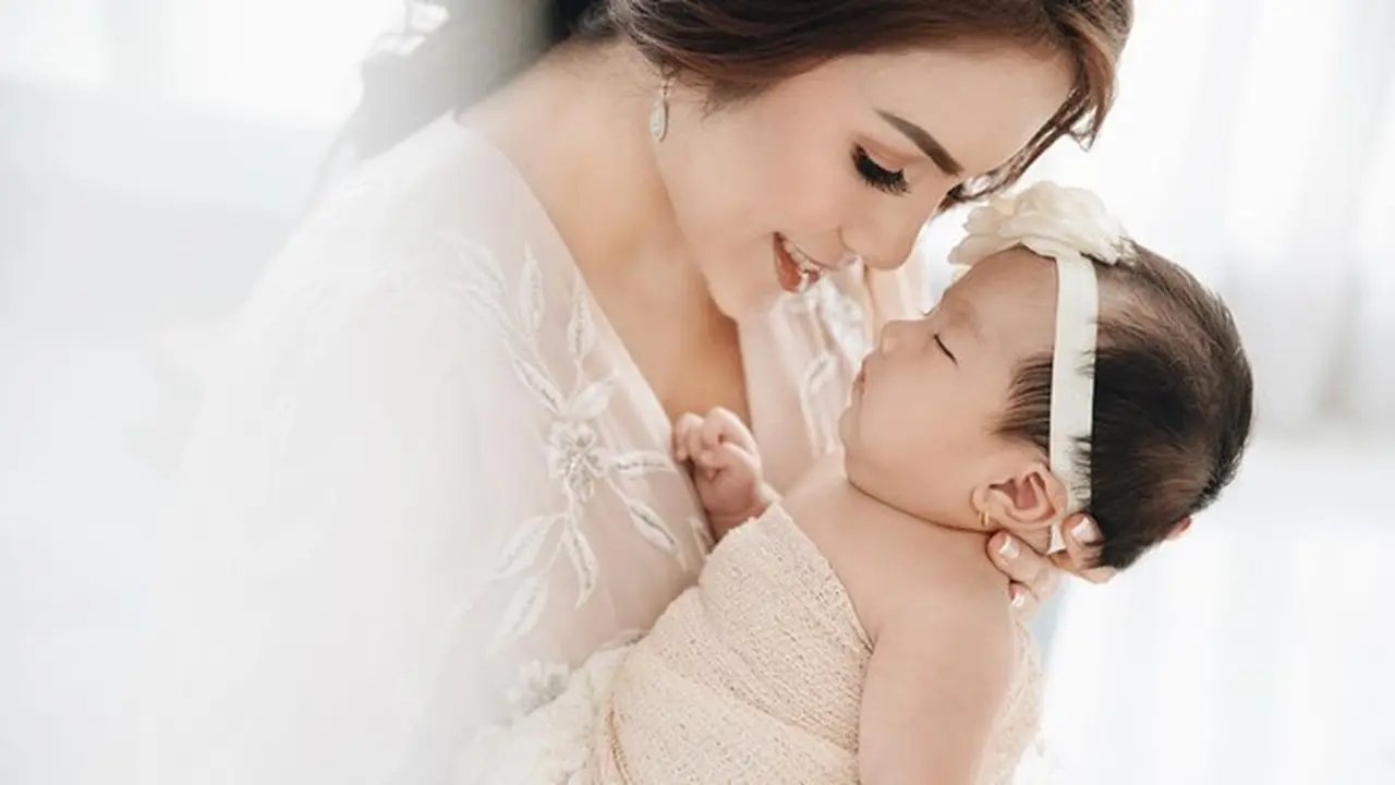 Fokus Urus Anak, Ini 7 Momen Kebersamaan Momo Geisha dengan Putrinya