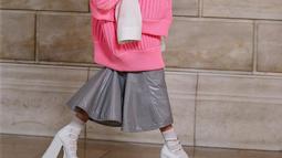 Model 27 tahun ini tampil karismatik dengan mengenakan sweater oversized berwarna pink. Penampilannya semakin dramatis dengan dilengkapi platform boots dan padu-padan tumpuk yang tak biasa. Ia berjalan memukau runway dengan tatapan tajam. (Liputan6.com/IG/@marcjacobs)