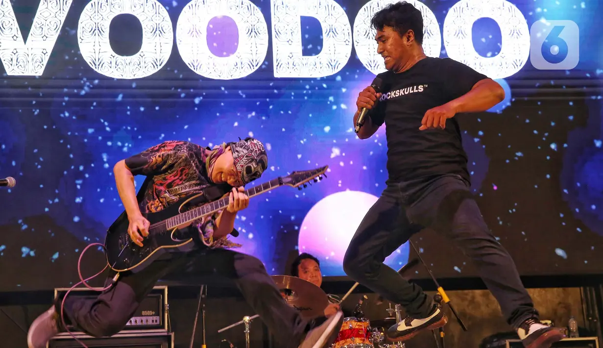 Grup band Voodoo saat tampil pada hari kedua festival musik All You Can Hear Gigs di Asthana Kemang, Jakarta Selatan, Rabu (6/11/2024). (Liputan6.com/Angga Yuniar)