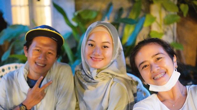 6 Potret Kebersamaan Dinda Hauw dan Manajernya, Bak Saudara Kandung