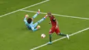 Pemain Portugal, Ricardo Quaresmad mengecoh kiper Meksiko dan membobol gawang pada laga grup A piala Konfederasi 2017 di Kazan Arena, (18/6/2017). Portugal bermain imbang 2-2. (AP/Sergei Grits)