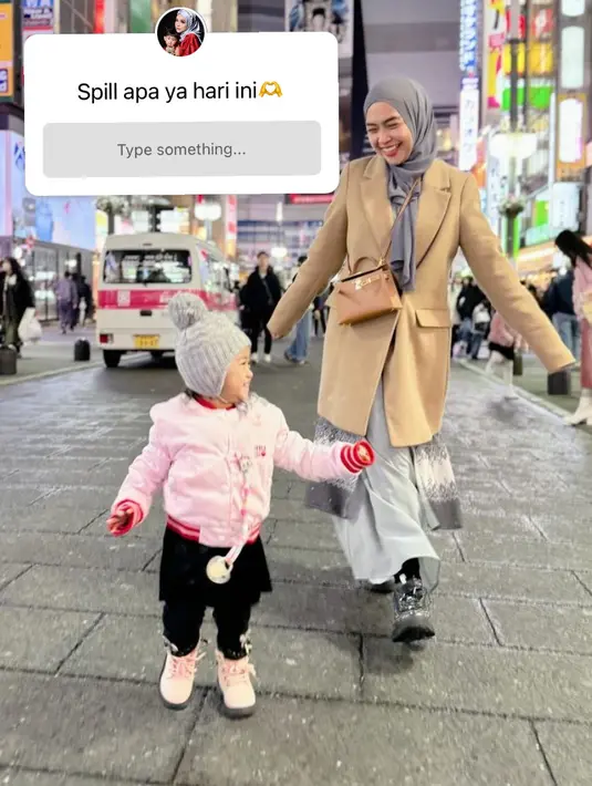 Ria Ricis memadukan coat coklat dengan inner warna abu-abu yang serasi dengan kerudungnya. 
[@riaricis1795]