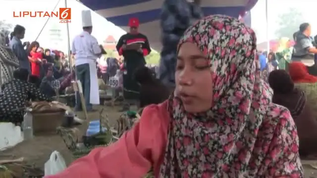 Ratusan warga berkumpul dan menggelar festival pembuatan kue serabi. di Alun-Alun Kebumen, Jawa Tengah. Selain ditengah alun-alun, para komunitas pedagang ini membuat ribuan  kue serabi dalam berbagai rasa. 

