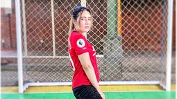 Perempuan asal Sidoarjo memang sangat menyukai sepak bola. Tidak heran jika kamu kerap menemukan foto Via Vallen bergaya bak pemain sepak bola profesional lengkap dengan memakai jersey Manchester United. Gaya Via saat pakai jersey MU ini curi perhatian. (Liputan6.com/IG/@viavallen)