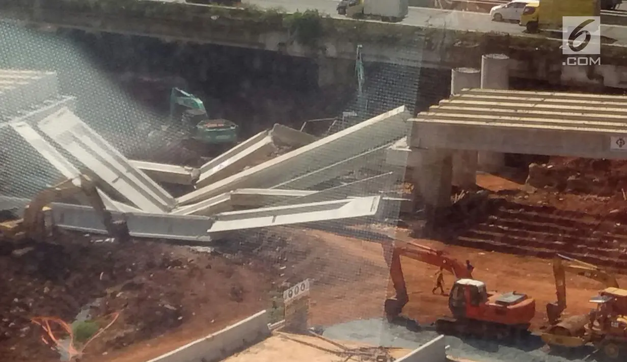 Kondisi salah satu bagian dari proyek Tol Depok-Antasari yang ambruk di Jalan Pangeran Antasari, Jakarta Selatan (2/1). Bagian yang ambruk ini adalah proyek girder. (Liputan6.com/Istimewa)