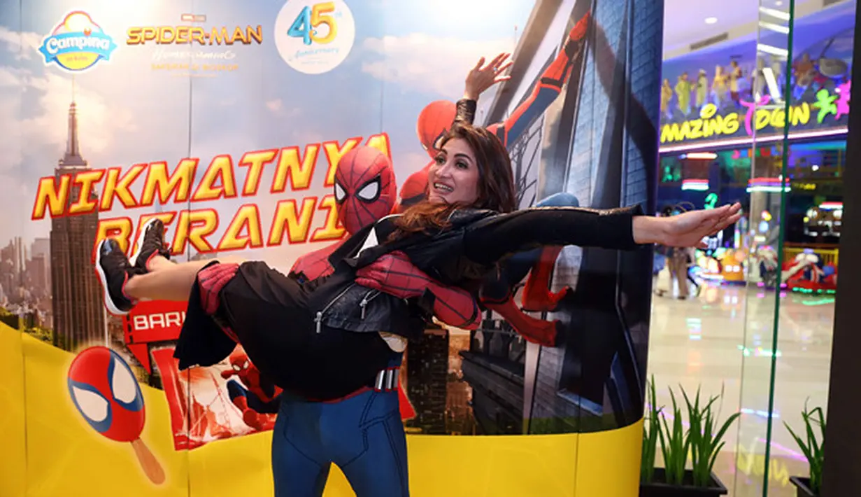 Natalie Sarah tentu senang bukan main. Selain bisa menjadi salah satu penonton yang menyaksikan film ini, Natalie juga digendong oleh sang Spider-Man. Wajah sumringah tentu dihadirkan oleh wanita cantik yang satu ini. (Nurwahyunan/Bintang.com)