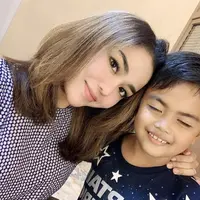 Sebelum blonde, rambut Medina pun kecokelatan dengan potongan sebahu tanpa poni.  (@medinazein92)