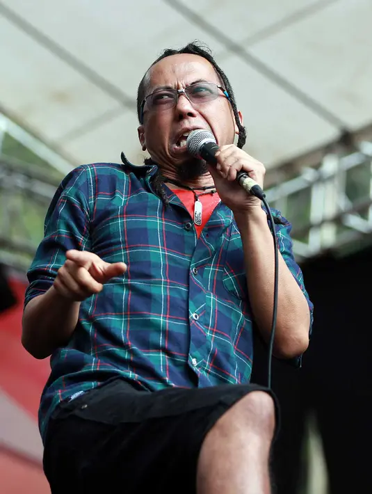 Yuki, vokalis Pas Band, di panggung Kampung GASS 2 yang berlokasi di Sabuga, Bandung, Jawa Barat pada Rabu (19/8/2015). (Deki Prayoga/Bintang.com)