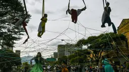 Sejumlah artis tampil pada Hari Hak Asasi Manusia di Medellin, Antioquia, Kolombia, 10 Desember 2021. Hari Hak Asasi Manusia dirayakan tiap tahun oleh banyak negara di seluruh dunia setiap tanggal 10 Desember. (JOAQUIN SARMIENTO/AFP)