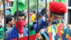Massa Yulian Paonganan alias Ongen gelar demo di depan Pengadilan Negeri Jaksel, Jakarta, Selasa (3/5/2016). Mereka meminta PN Jaksel untuk membebaskan Ongen karena surat dakwan Ongen dinilai cacat hukum. (Liputan6.com/Yoppy Renato)