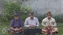 Sejumlah orang melakukan ritual doa dalam acara Dharmasanti Provinsi DKI Jakarta di Pura Dalem Purnajati Tanjung Puri, Jakarta, (26/3). (Liputan6.com/Immanuel Antonius)