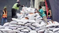 Proses bongkar muat beras impor dari Vietnam yang akan digunakan untuk pemenuhan stok Cadangan Beras Pemerintah (CBP). (Dok Bapanas)
