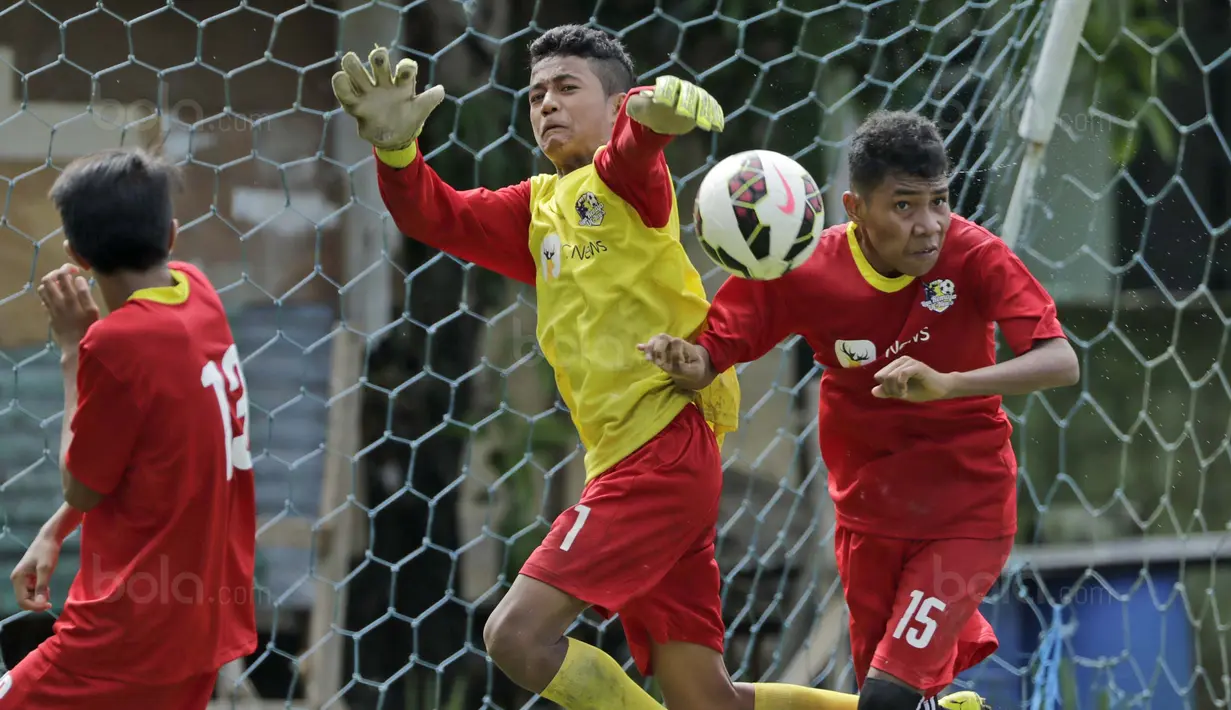 Kiper SSB Galunggung membuang bola saat melawan SSB Rumah Tiga pada laga Liga Remaja UC News di Lapangan Masariku Yonif 733, Ambon, Selasa (28/11/2017). SSB Galunggung menang 5-0 atas SSB Rumah Tiga. (Bola.com/Peksi Cahyo)
