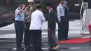 Presiden Joko Widodo usai meresmikan Bandara Wiriadinata Tasikmalaya, Jawa Barat, Rabu (27/2). Bandara tersebut sudah terlihat nyaman, dan ada tiga counter untuk chekin dengan jumlah kursi yang bisa menampung 120 penumpang. (Liputan6.com/Angga Yuniar)