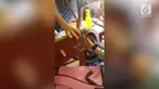 Jari seorang siswi terjepit di lubang kursi sekolah. Setelah beberapa menit, jarinya pun dapat dilepaskan.