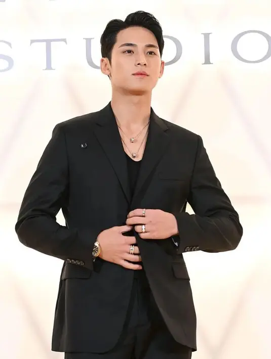 Mingyu SEVENTEEN tampil dengan setelan jas dan celana panjang hitam, dipadunya mengenakan inner yang juga berwarna hitam. [Foto: Instagram/mingyu.9]