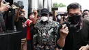 Wakil Bupati Mamberamo Tengah Yonas Kenelak (tengah) meninggalkan gedung KPK usai menjalani pemeriksaan di Gedung KPK, Jakarta, Rabu (3/8/2022). KPK memeriksa Wakil Bupati Mamberamo Tengah Yonas Kenelak sebagai saksi untuk tersangka Ricky Ham Pagawak selaku Bupati Mamberamo Tengah terkait dugaan suap dan gratifikasi. (Liputan6.com/Helmi Fithriansyah)