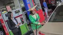 Petugas SPBU mengenakan pakaian adat mengisi bahan bakar minyak (BBM) ke sebuah mobil di kawasan Kelapa Gading, Jakarta, Senin (22/4). Dalam rangka memperingati Hari Kartini pengelola SPBU mengajak Seluruh pegawai SPBU mengenakan mengenakan baju kebaya dan baju adat. (Liputan6.com/Faizal Fanani)