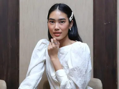 Pelantun lagu ini kerap membagikan unggahan tentang gaya busananya. Ia terkenal akan busana casual yang simpel nan tetap modis. Dengan blouse putih dan jepit rambut warna senada, Alika tampil mempesona. (Kapanlagi.com/Daniel Kampua)