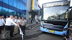 (Ki-ka) Dirut Transjakarta Budi Kaliwono, Kadishubtrans DKI Andri Yansyah, dan Dirlantas Polda Metro Jaya Kombes Pol Risyapudin melepas bus Transjakarta baru saat peluncuran di Jakarta, Senin (18/4). (Liputan6.com/Immanuel Antonius)