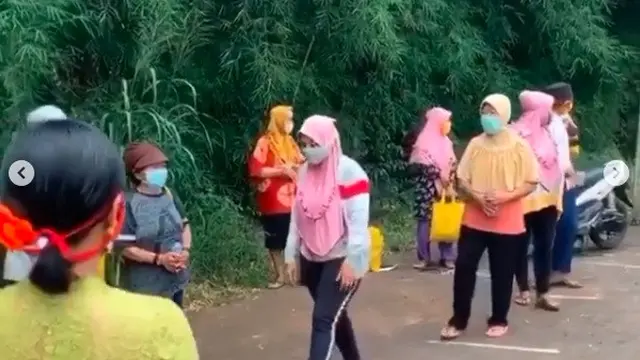6 Potret Yuni Shara Saat Bagikan Sembako dengan Kebaya, Curi Perhatian