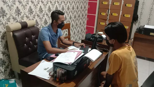 Pemeriksaan tersangka peredaran sabu di Banyumas. (Foto: Liputan6.com/Humas Polres Banyumas)