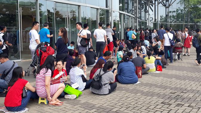 Ribuan orang mengantri panjang event CIMB Niaga Xtra Xpo di ICE BSD, Kabupaten Tangerang, Sabtu (16/2/2019)