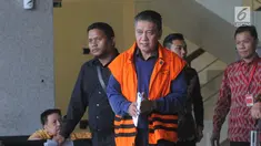 Hakim PN Jakarta Selatan nonaktif, Irwan (rompi oranye) berjalan keluar Gedung KPK usai menandatangani berkas P21, Selasa (26/3). Irwan dalam waktu dekat akan menjalani persidangan terkait dugaan menerima suap penanganan perkara perdata di PN Jakarta Selatan. (merdeka.com/Dwi Narwoko)