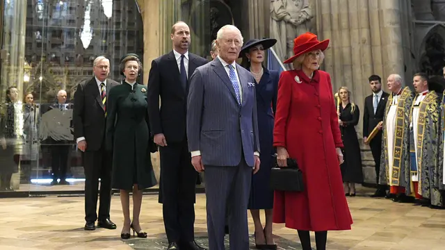 Pesona Kate Middleton dengan Topi Lebar, Bikin Gagal Cium Pipi Putri Anne