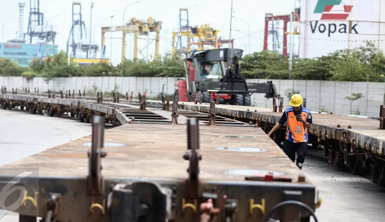 Moda transportasi kereta api peti kemas Gedebage, Bandung-Tanjung Priok ini, bisa menjadi alternatif baru agar kegiatan ekspor impor lebih efisien, tepat waktu, dan aman, Jakarta, Jumat (13/1). (Liputan6.com/Faizal Fanani)