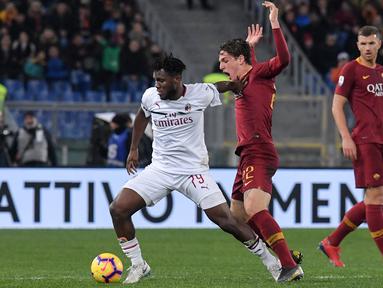 Duel antara Franck Kessie dan Zaniolo pada laga lanjutan Serie A yang berlangsung di stadion Olimpico, Roma, Senin (4/2). AC Milan imbang 1-1 kontra AS Roma. (AFP/Tiziana Fabi)