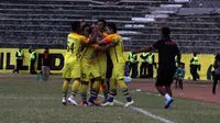 Persegres Gresik United merayakan gol Arsyad Yusgiantoro kala menjamu Semen Padang, Minggu (28/8/2016), di Gresik. (Bola.com/Fahrizal Arnas)