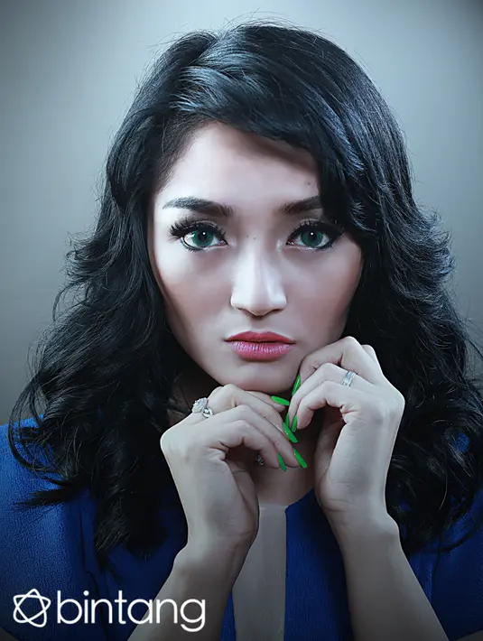 "Uang itu dari hasil jual sawah lagi. Jadi, Rp100 juta. Itu yang membuat bapakku jatuh sakit hingga stroke. Bapakku bangkrut hingga makan nasi sama garam saja," ujar Sibad. (Febio Hernanto/Bintang.com)