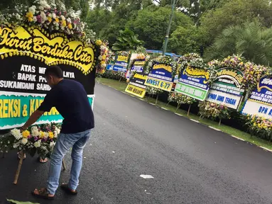 Karangan bunga untuk almarhum pengusaha senior Sukamdani Sahid Gitosardjono berjajar di sepanjang Jalan Imam Bonjol, Menteng, Jakarta, Kamis (21/12). (Liputan6.com/Immanuel Antonius)